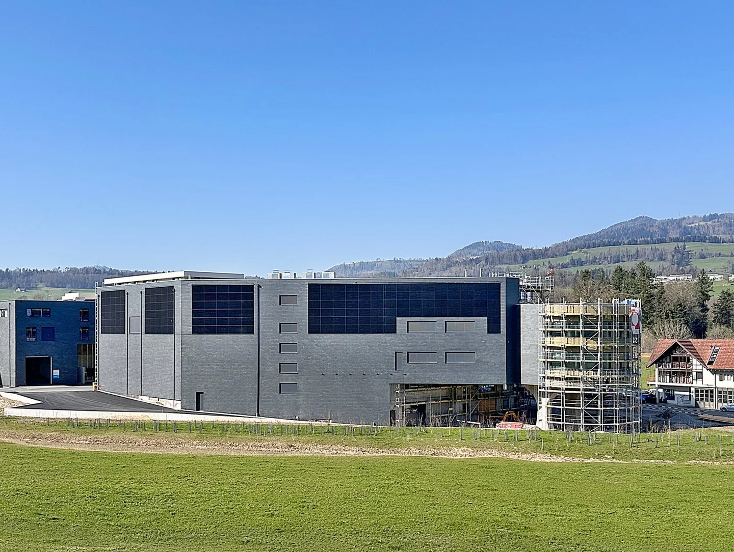 Immeuble neuf exclusif avec options uniques pour votre entreprise dans une zone commerciale florissante - Photo 6 sur 14