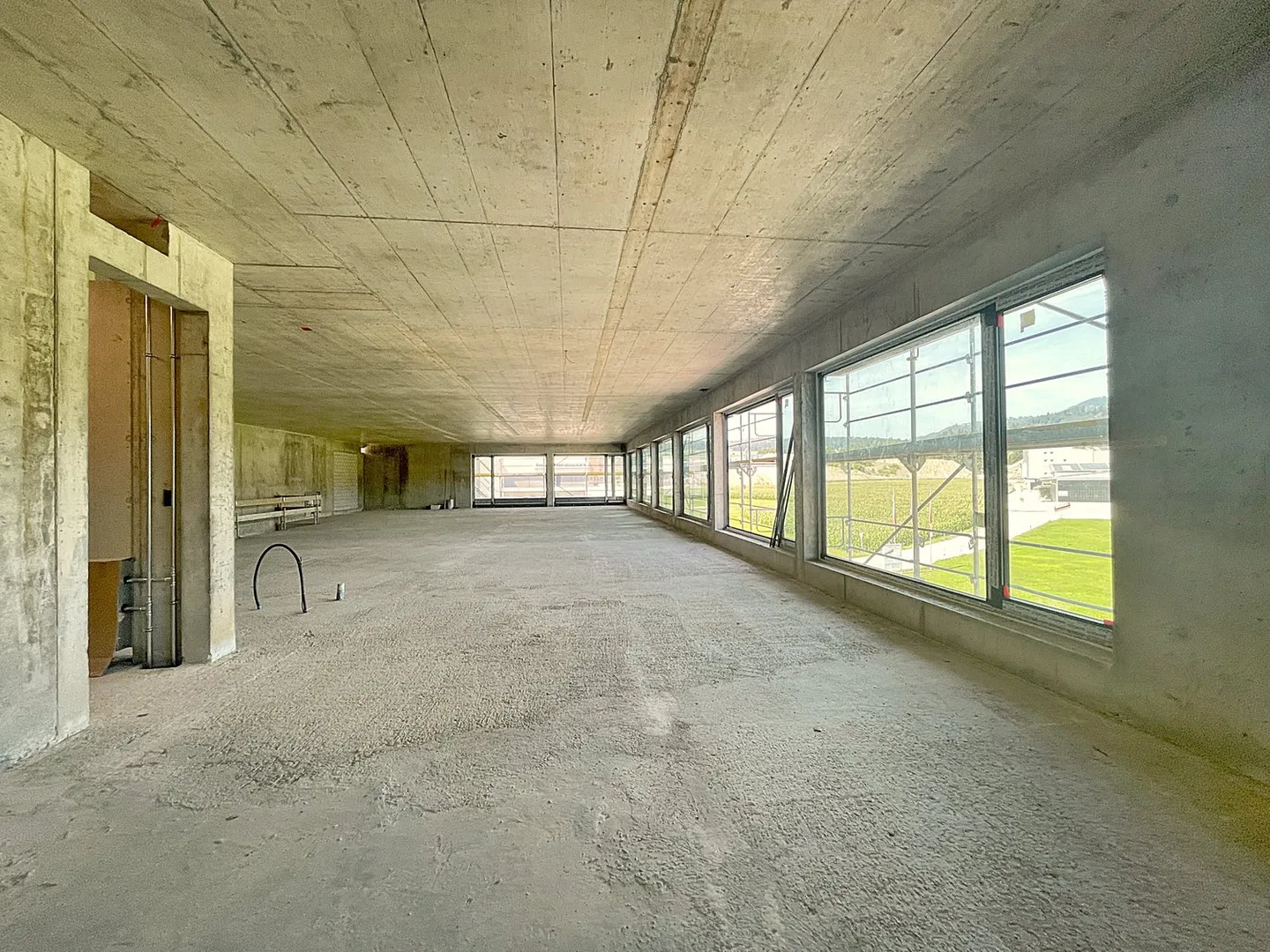 Immeuble neuf exclusif avec options uniques pour votre entreprise dans une zone commerciale florissante - Photo 9 sur 14