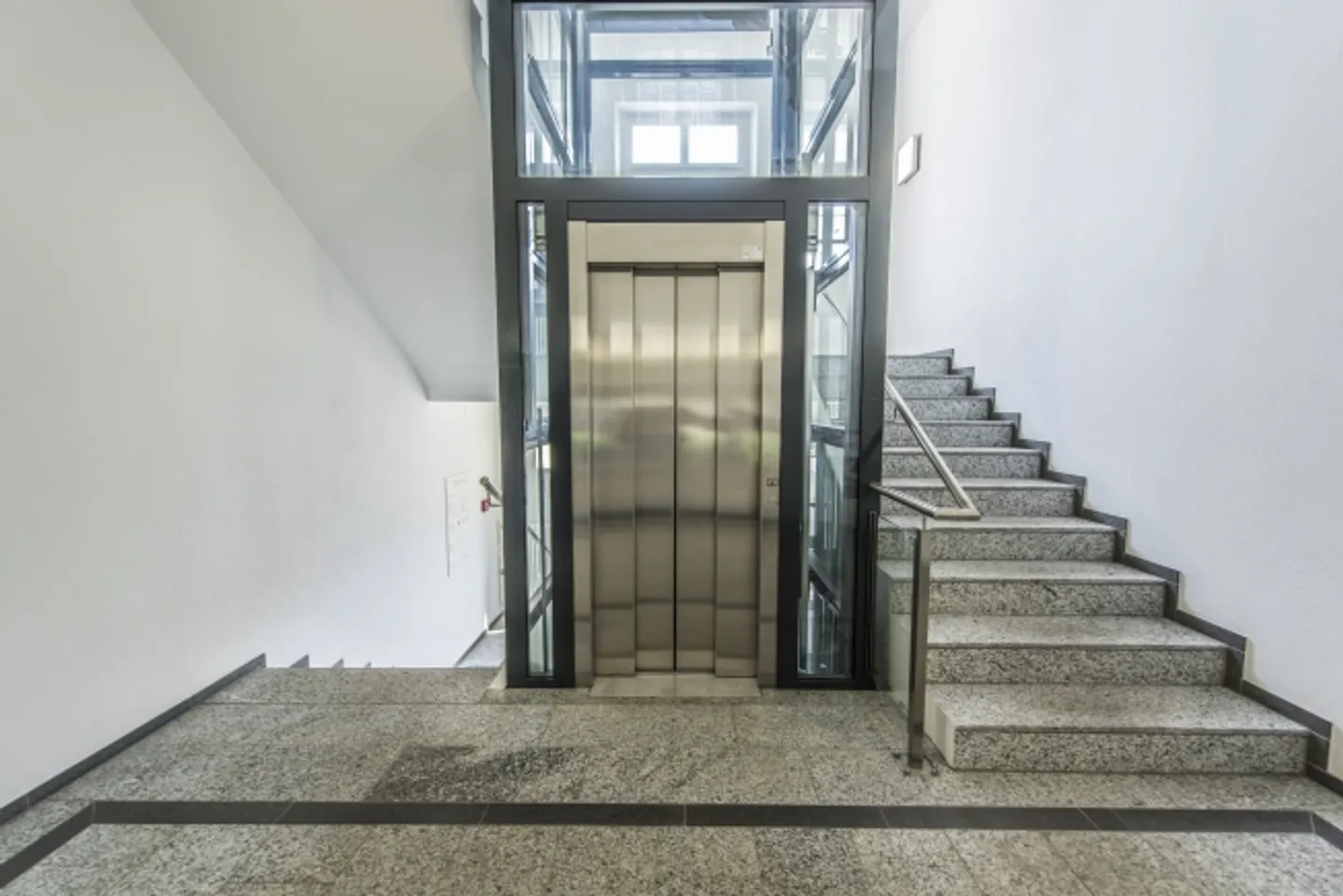 «Attraktive Gewerbefläche zu vermieten im Zentrum von Wohlen!» - Foto 1 von 3