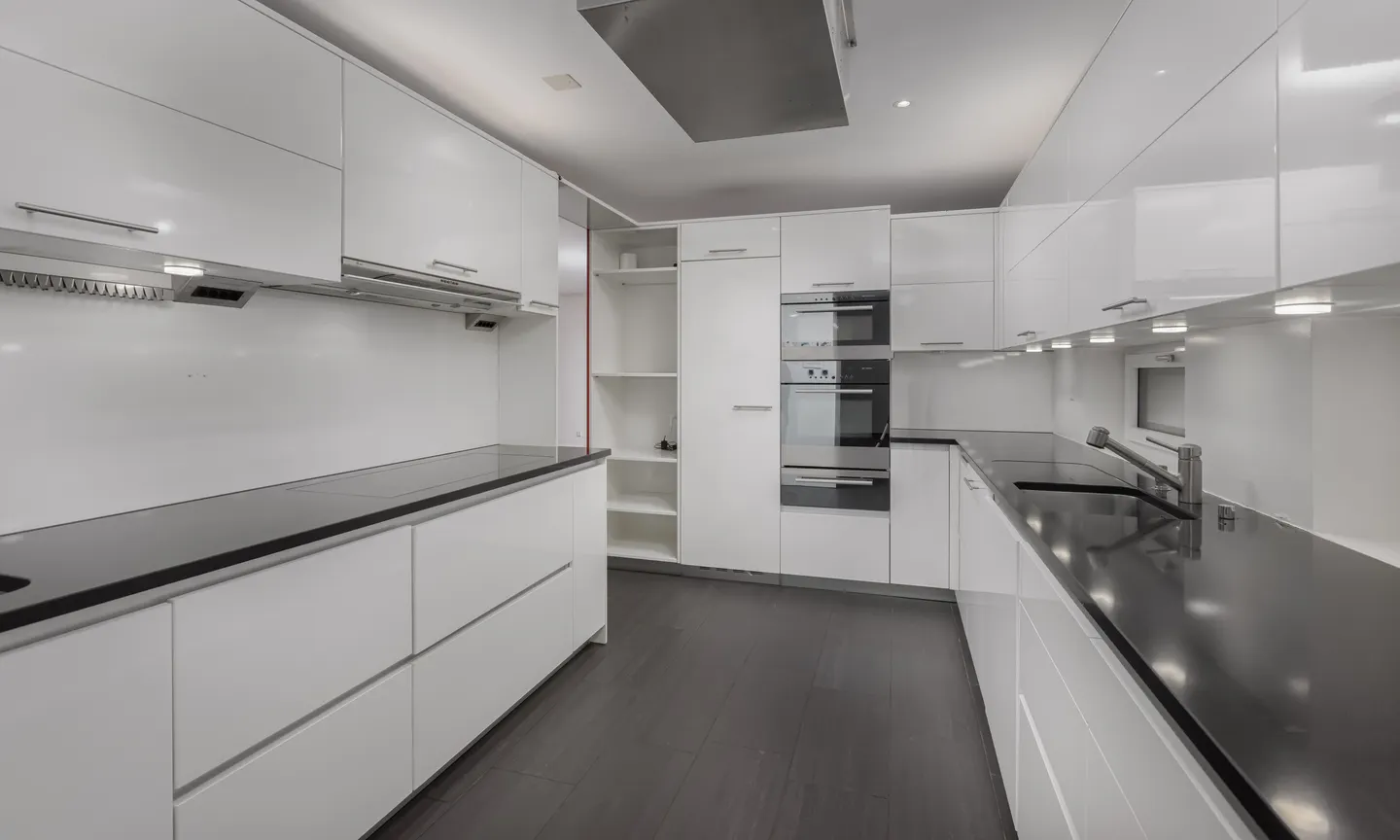 STUNNING AND SPACIOUS 6.5 ROOM VILLA IN THE GREEN AT PONTE CAPRIASCA - Photo 4 of 8