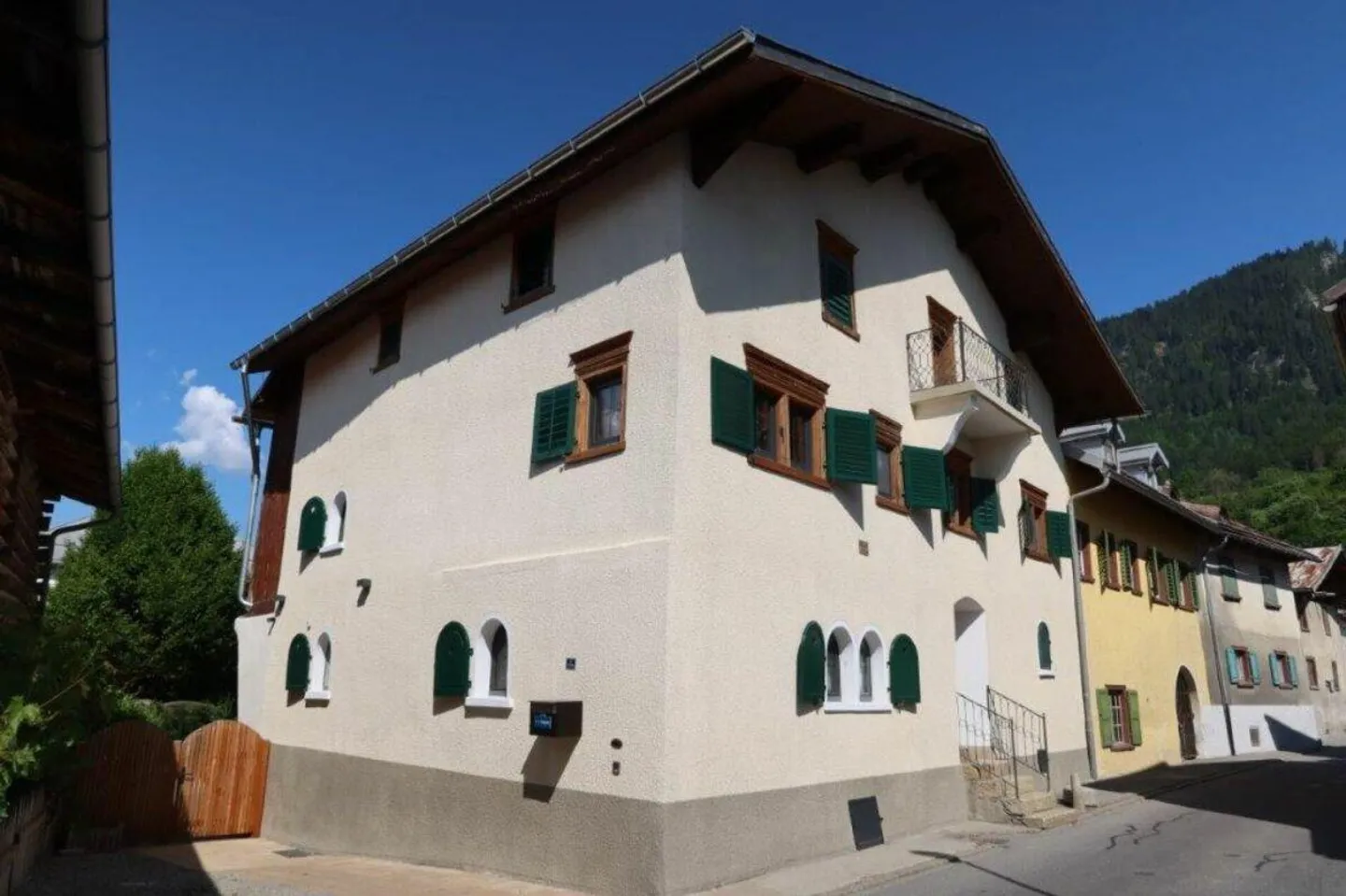 Casa unifamiliare con bel giardino a Castrisch - Foto 1 di 9