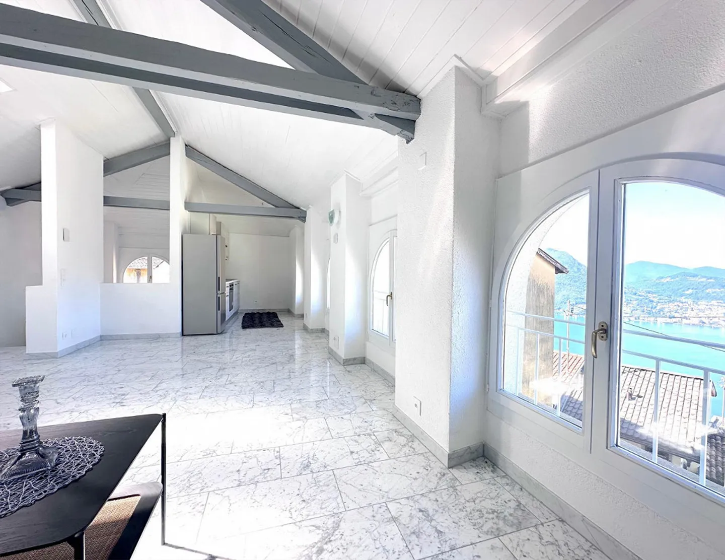Elegant duplex with 3.5 rooms in Aldesago with lake view - Photo 1 of 15