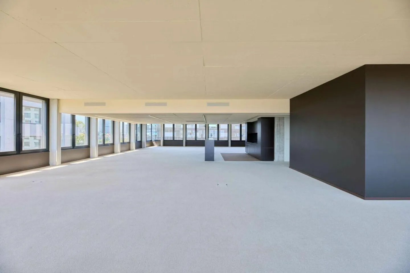 Erstklassiges Büro mit Balkon - Foto 12 von 17