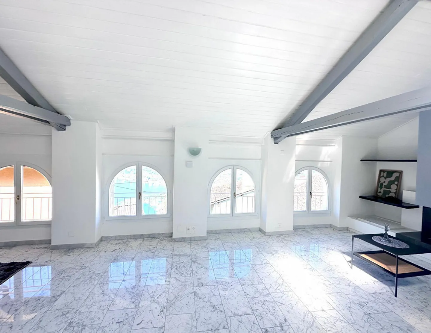 Elegant duplex with 3.5 rooms in Aldesago with lake view - Photo 2 of 15