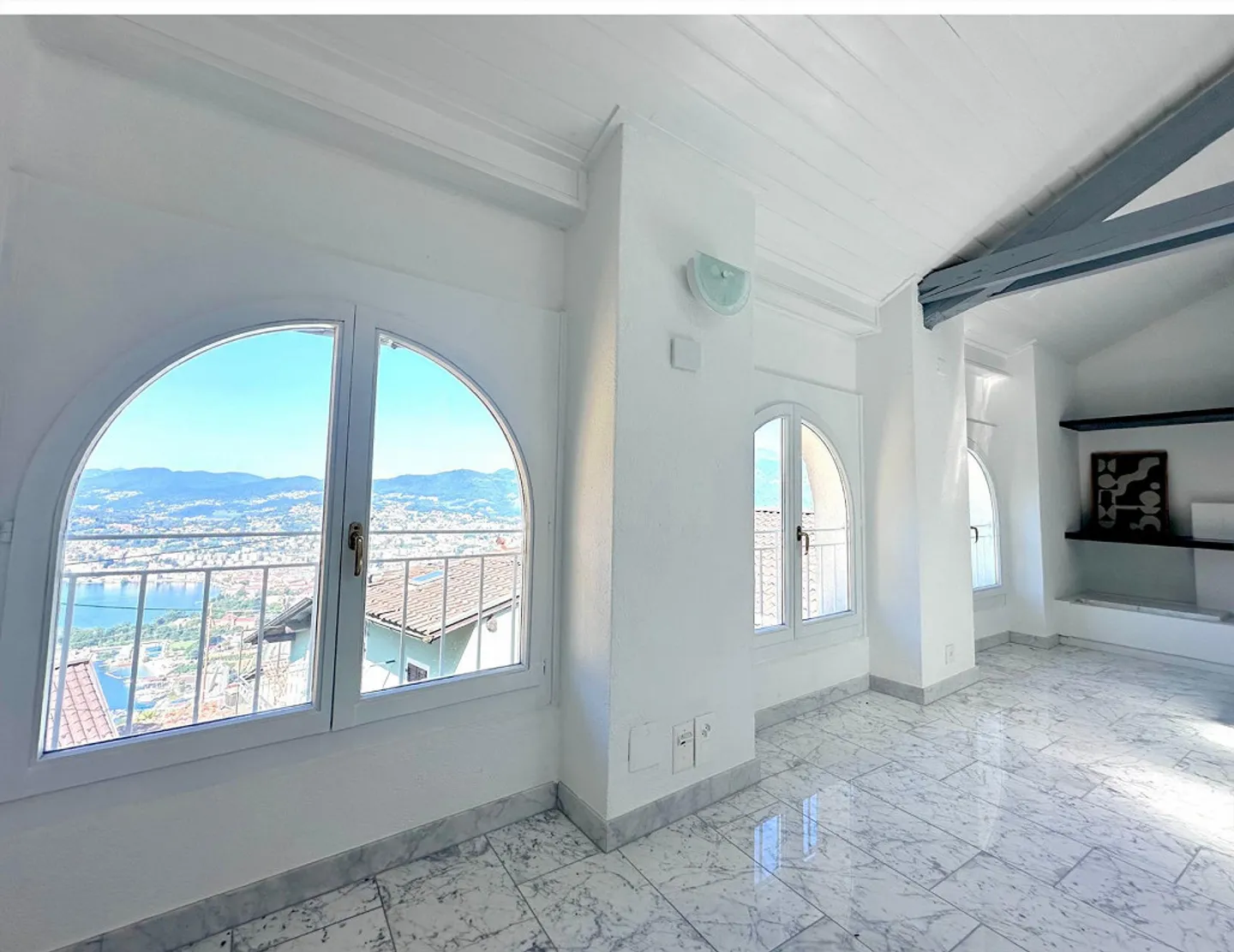 Elegant duplex with 3.5 rooms in Aldesago with lake view - Photo 4 of 15