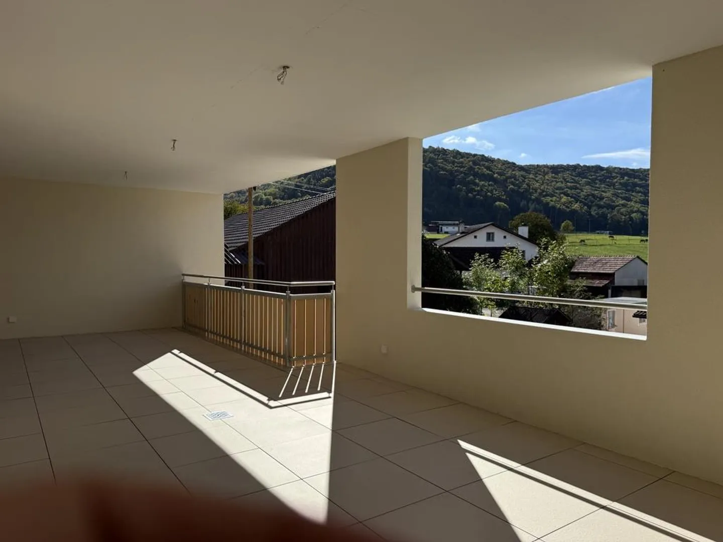 Ready-to-move-in and spacious condominium - Photo 2 of 5