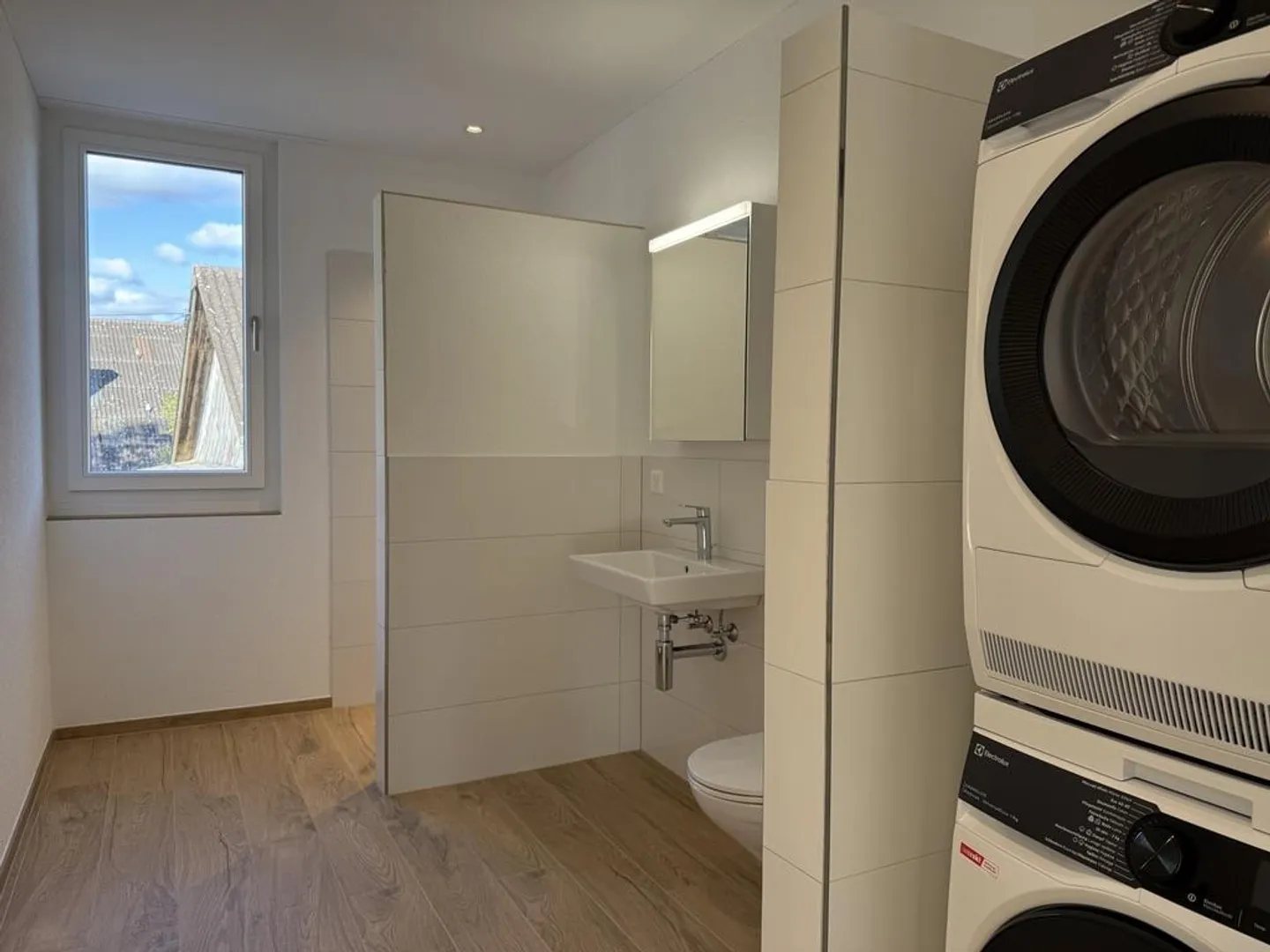 Ready-to-move-in and spacious condominium - Photo 3 of 5