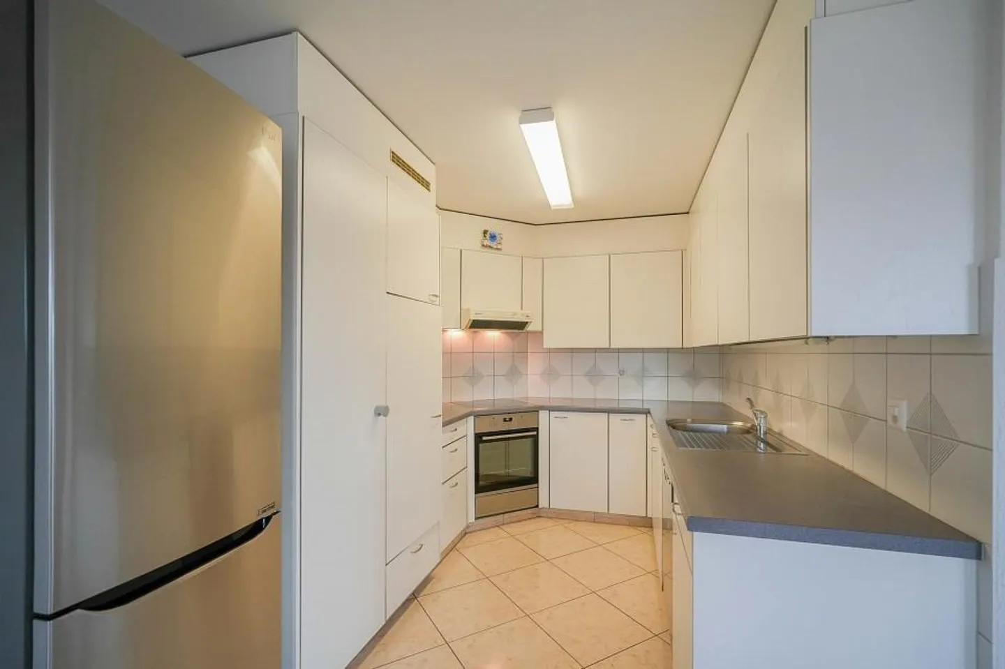 Appartement lumineux de 4,5 pièces au 1er étage avec balcon vitré - Photo 4 sur 13