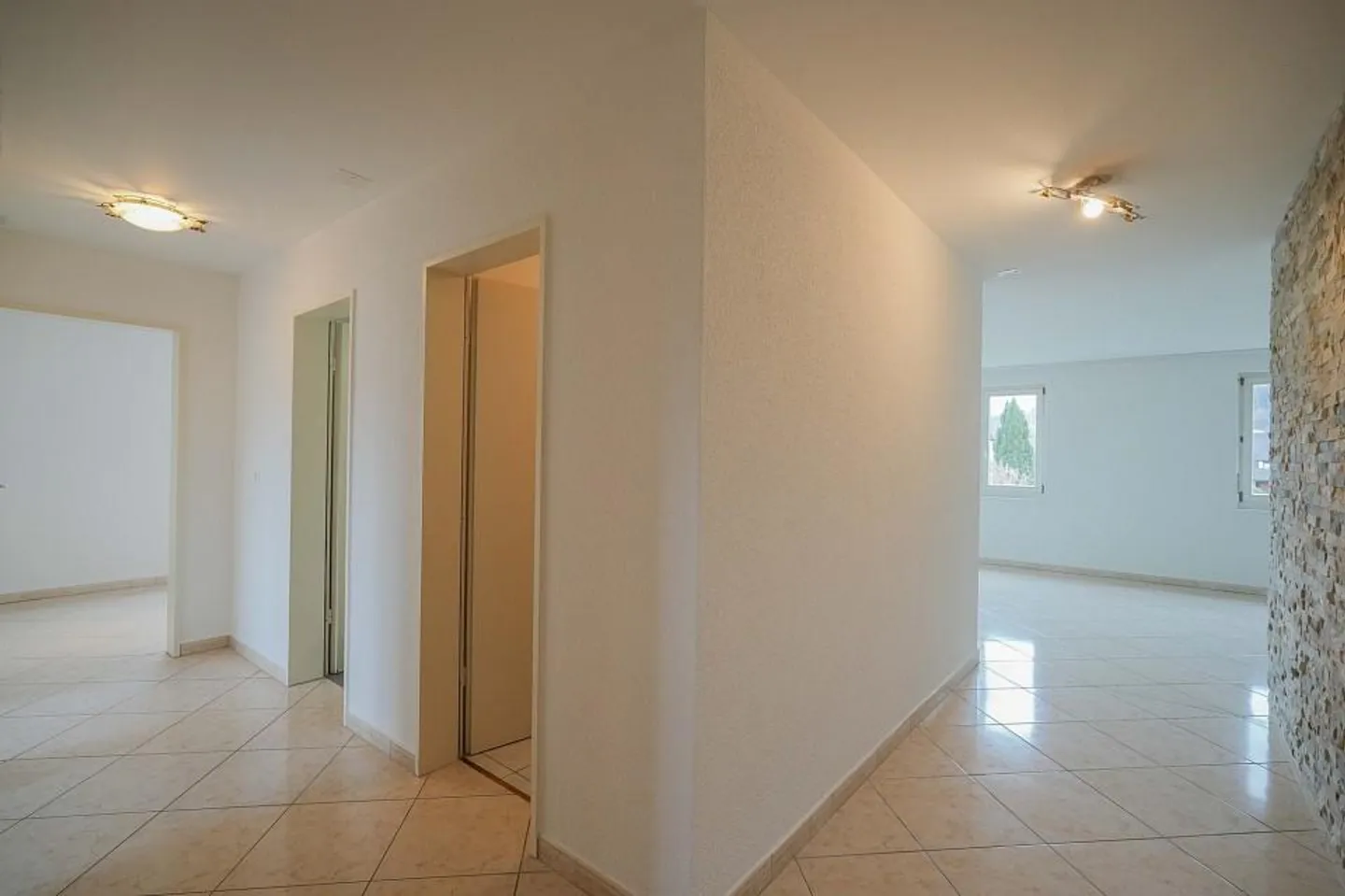 Appartement lumineux de 4,5 pièces au 1er étage avec balcon vitré - Photo 5 sur 13