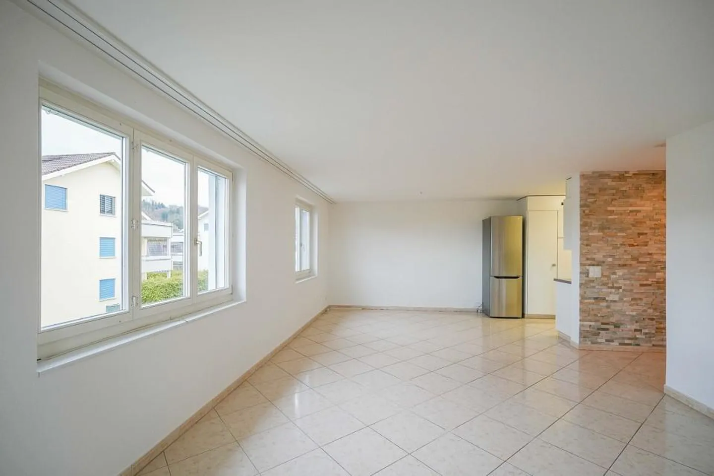 Appartement lumineux de 4,5 pièces au 1er étage avec balcon vitré - Photo 6 sur 13