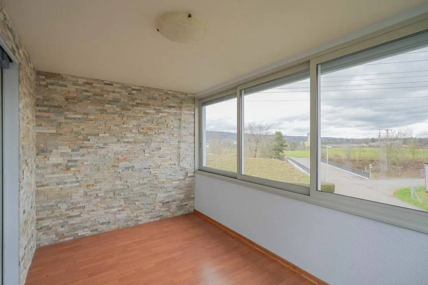 Appartement lumineux de 4,5 pièces au 1er étage avec balcon vitré - Photo 1 sur 13