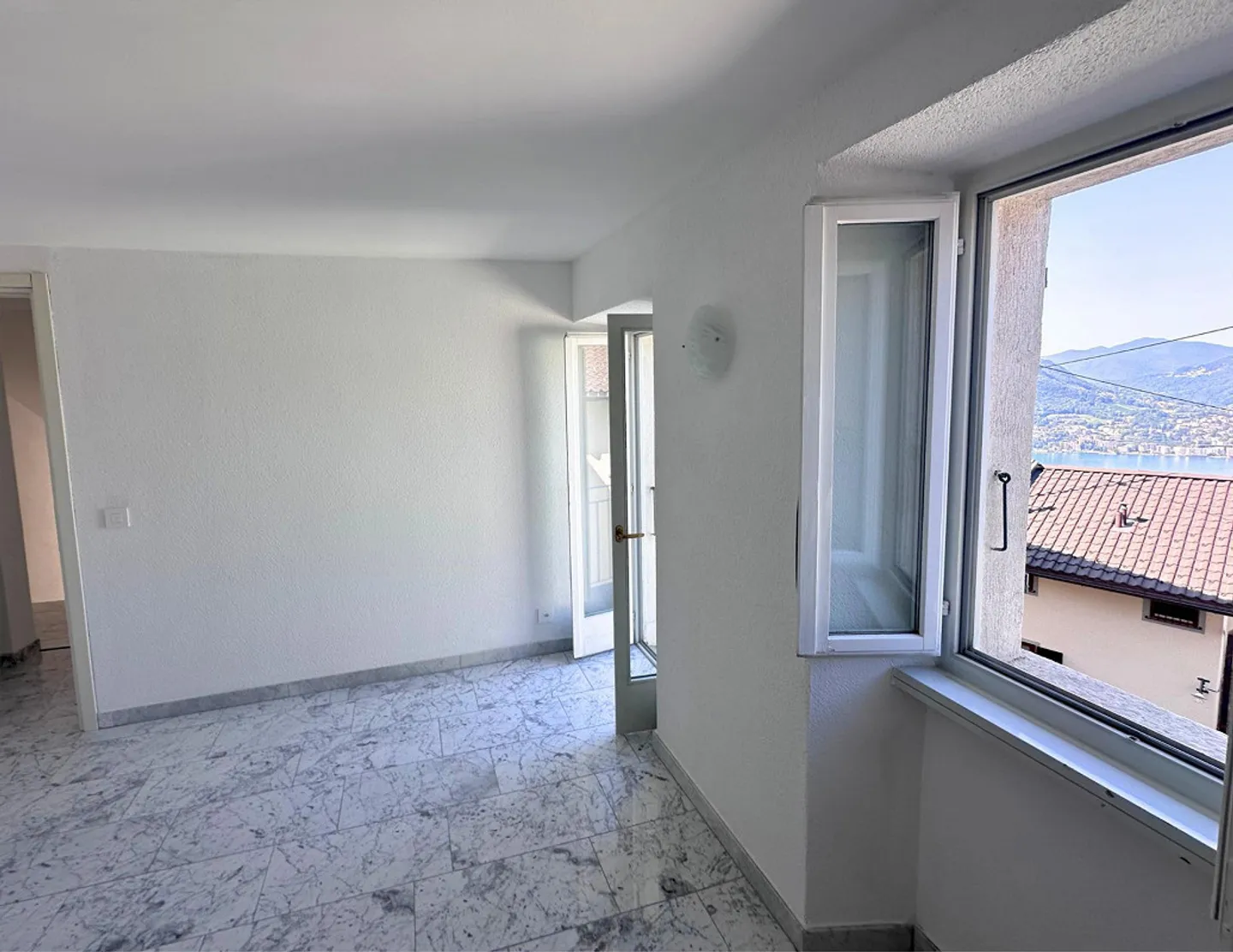 Elegant duplex with 3.5 rooms in Aldesago with lake view - Photo 7 of 15