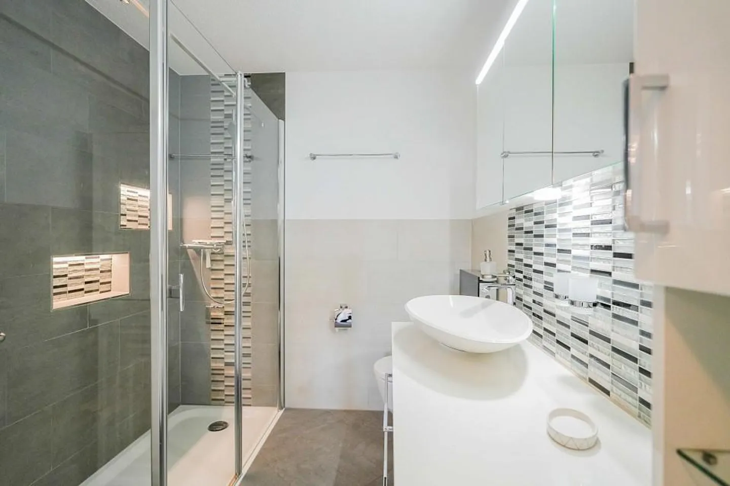 Appartement lumineux de 4,5 pièces au 1er étage avec balcon vitré - Photo 3 sur 13