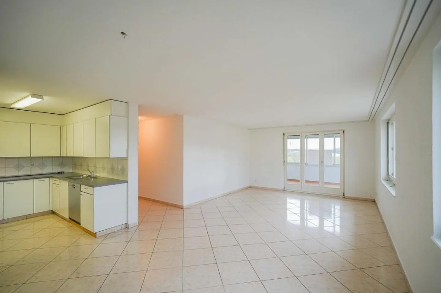 Appartement lumineux de 4,5 pièces au 1er étage avec balcon vitré - Photo 7 sur 13