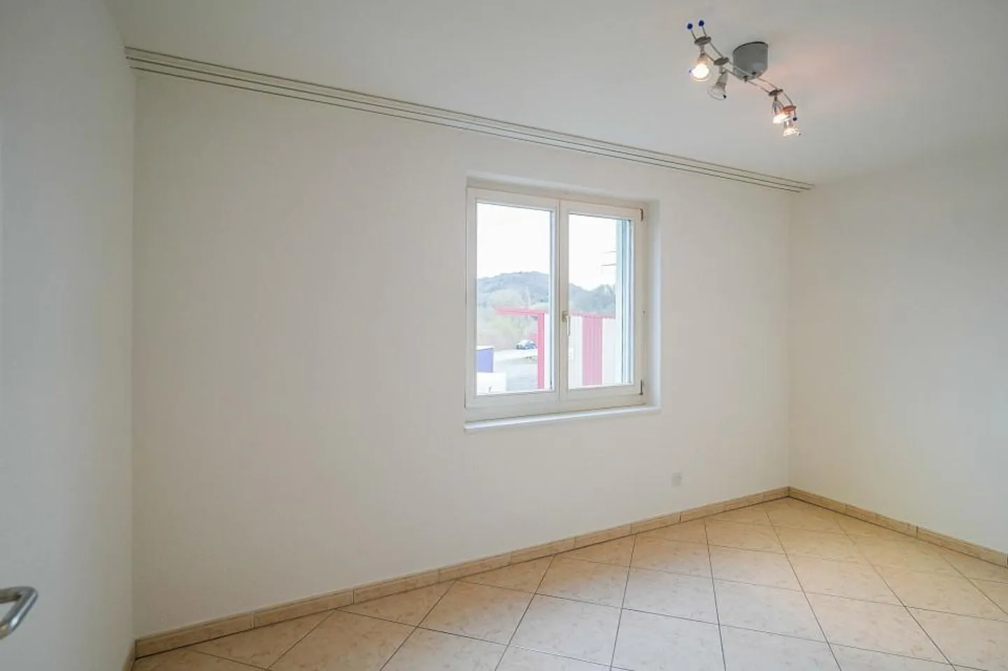Appartement lumineux de 4,5 pièces au 1er étage avec balcon vitré - Photo 8 sur 13