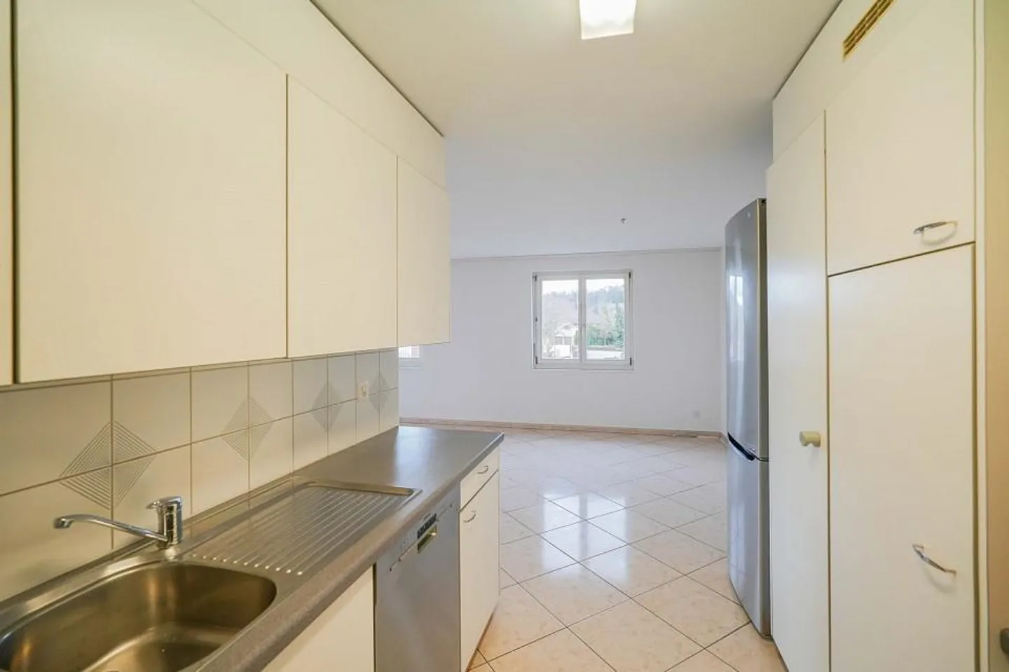 Appartement lumineux de 4,5 pièces au 1er étage avec balcon vitré - Photo 9 sur 13