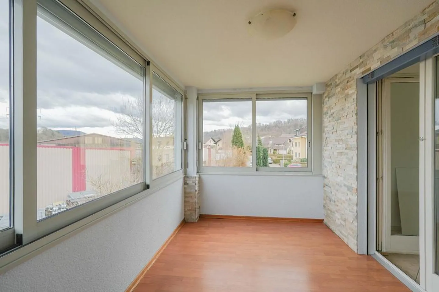 Appartement lumineux de 4,5 pièces au 1er étage avec balcon vitré - Photo 11 sur 13