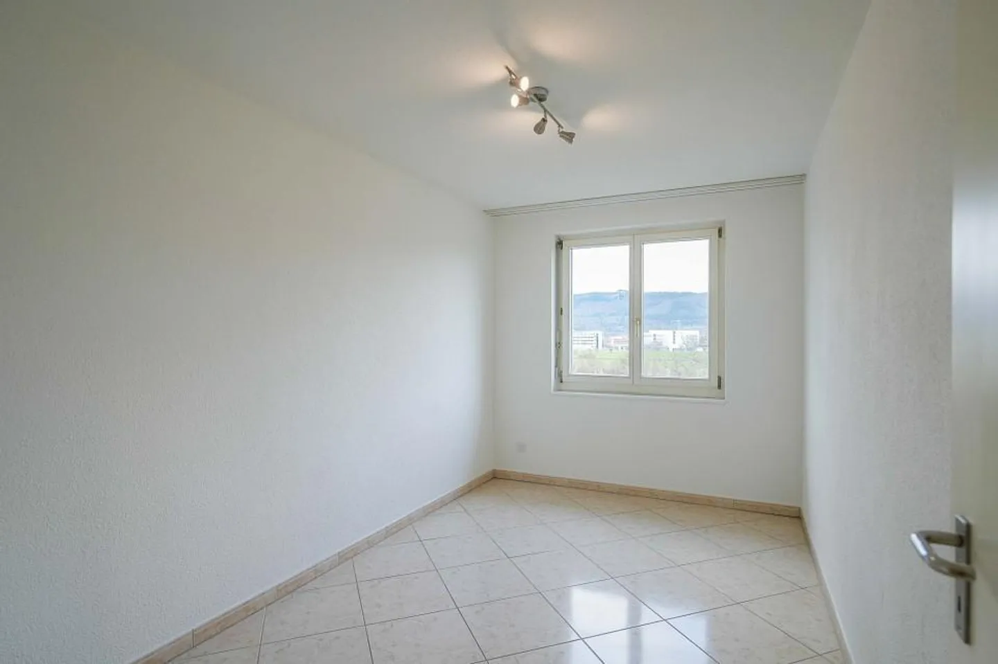 Appartement lumineux de 4,5 pièces au 1er étage avec balcon vitré - Photo 12 sur 13