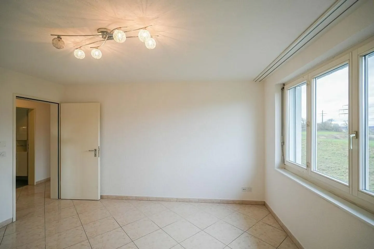 Appartement lumineux de 4,5 pièces au 1er étage avec balcon vitré - Photo 13 sur 13