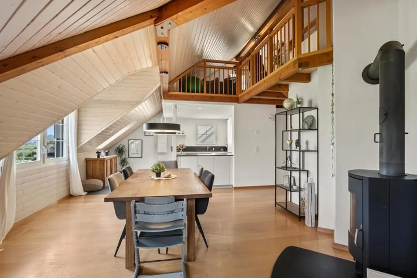 GRANDE APPARTEMENT SOUS LES TOITS - CHARMANT ET ABORDABLE - Photo 1 sur 8