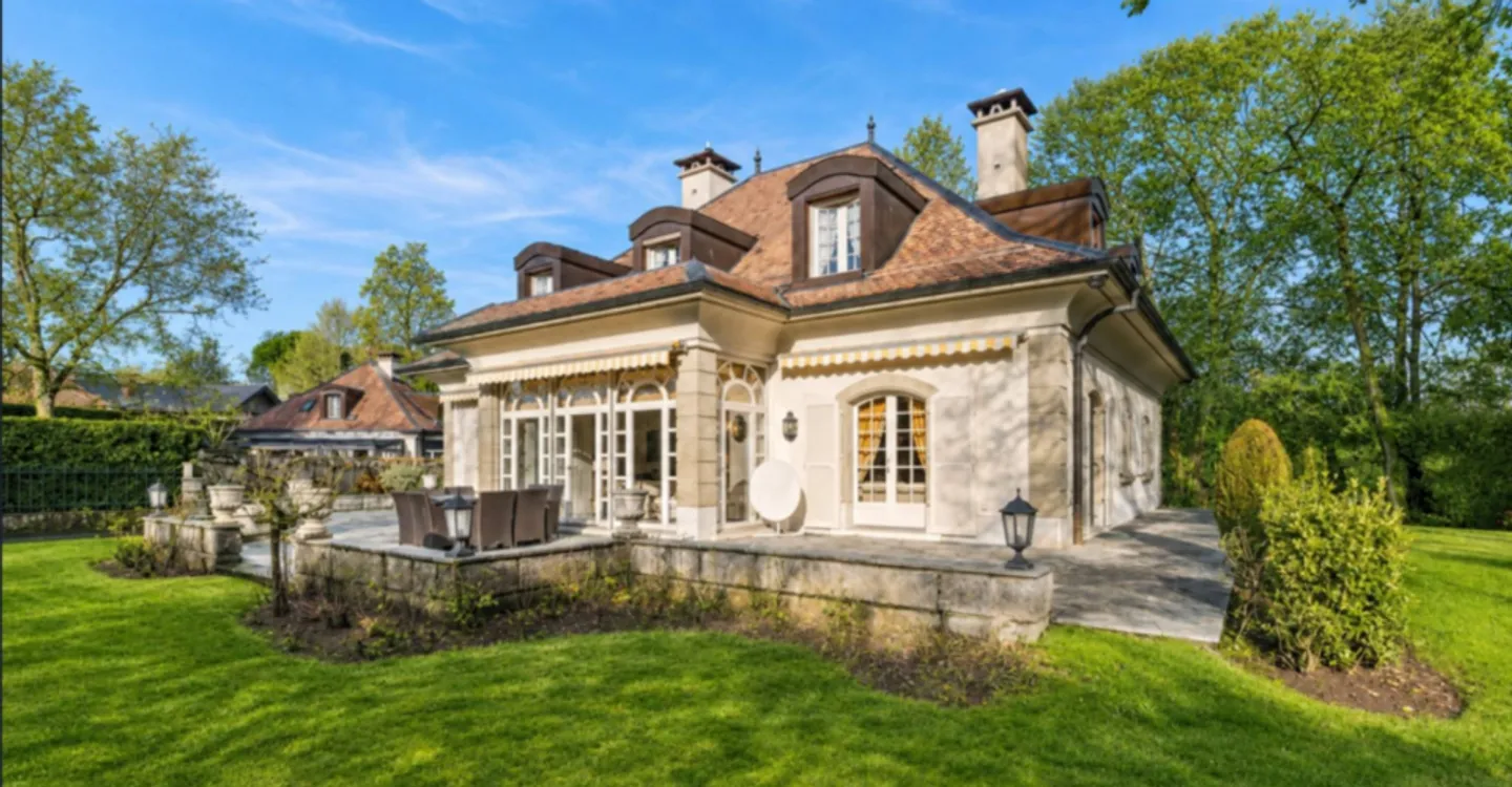 Prestigious property in a quiet area, just steps from the city center - Photo 1 of 10