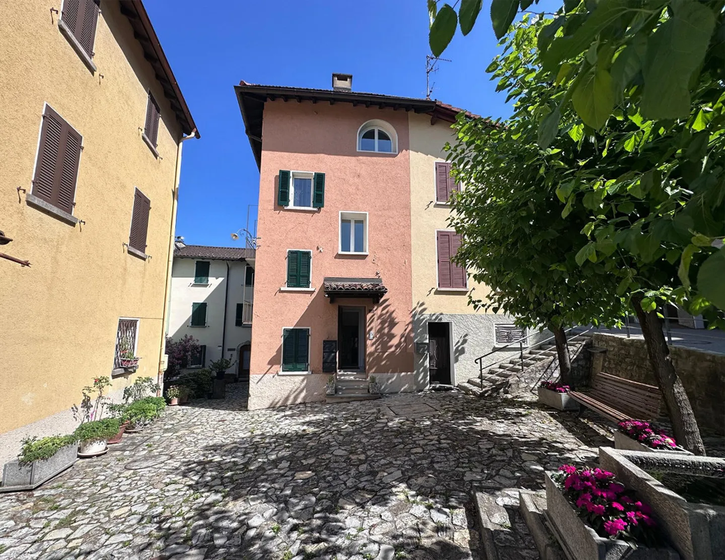 Elegant duplex with 3.5 rooms in Aldesago with lake view - Photo 13 of 15
