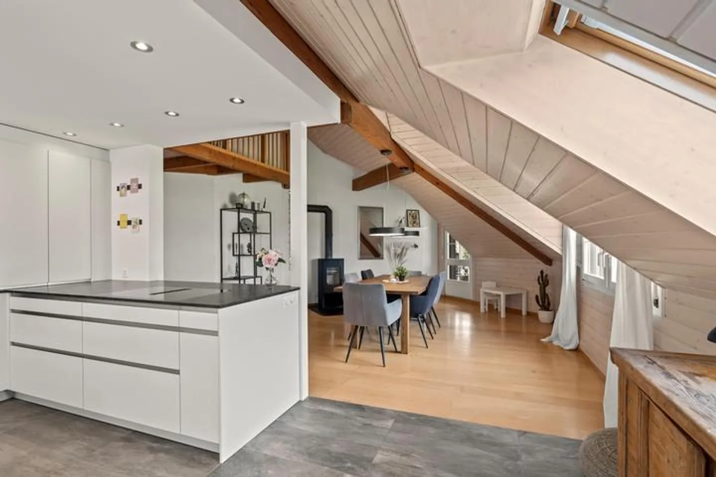 GRANDE APPARTEMENT SOUS LES TOITS - CHARMANT ET ABORDABLE - Photo 2 sur 8