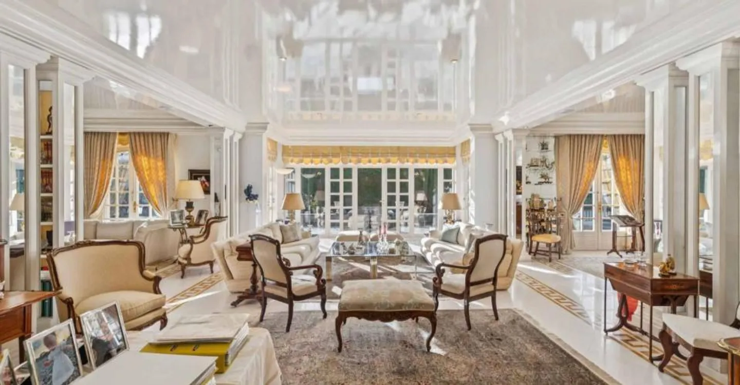 Prestigious property in a quiet area, just steps from the city center - Photo 2 of 10