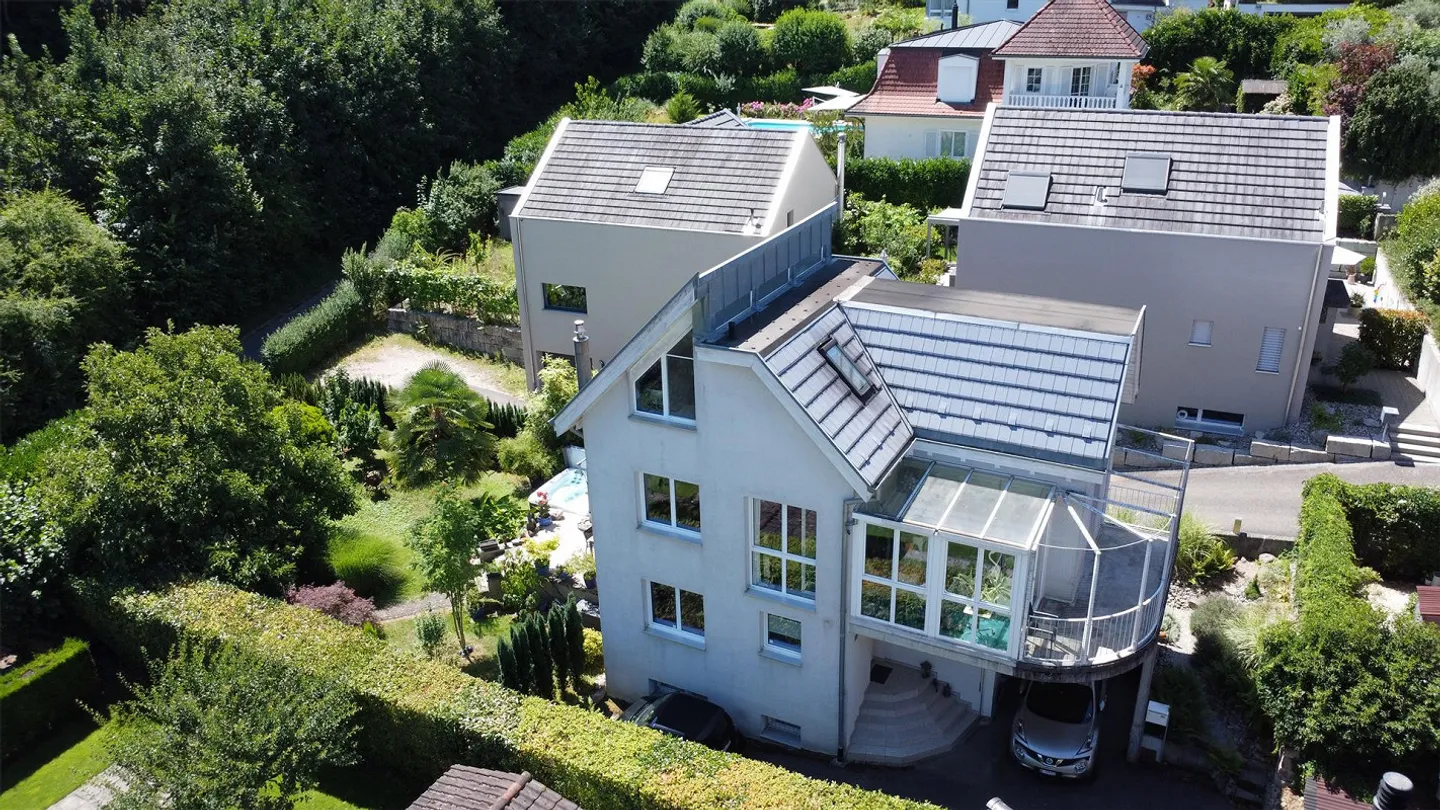 Casa familiare di 6 stanze in una zona residenziale adatta ai bambini ad Aesch con posto auto, grande giardino e balcone - Foto 1 di 14