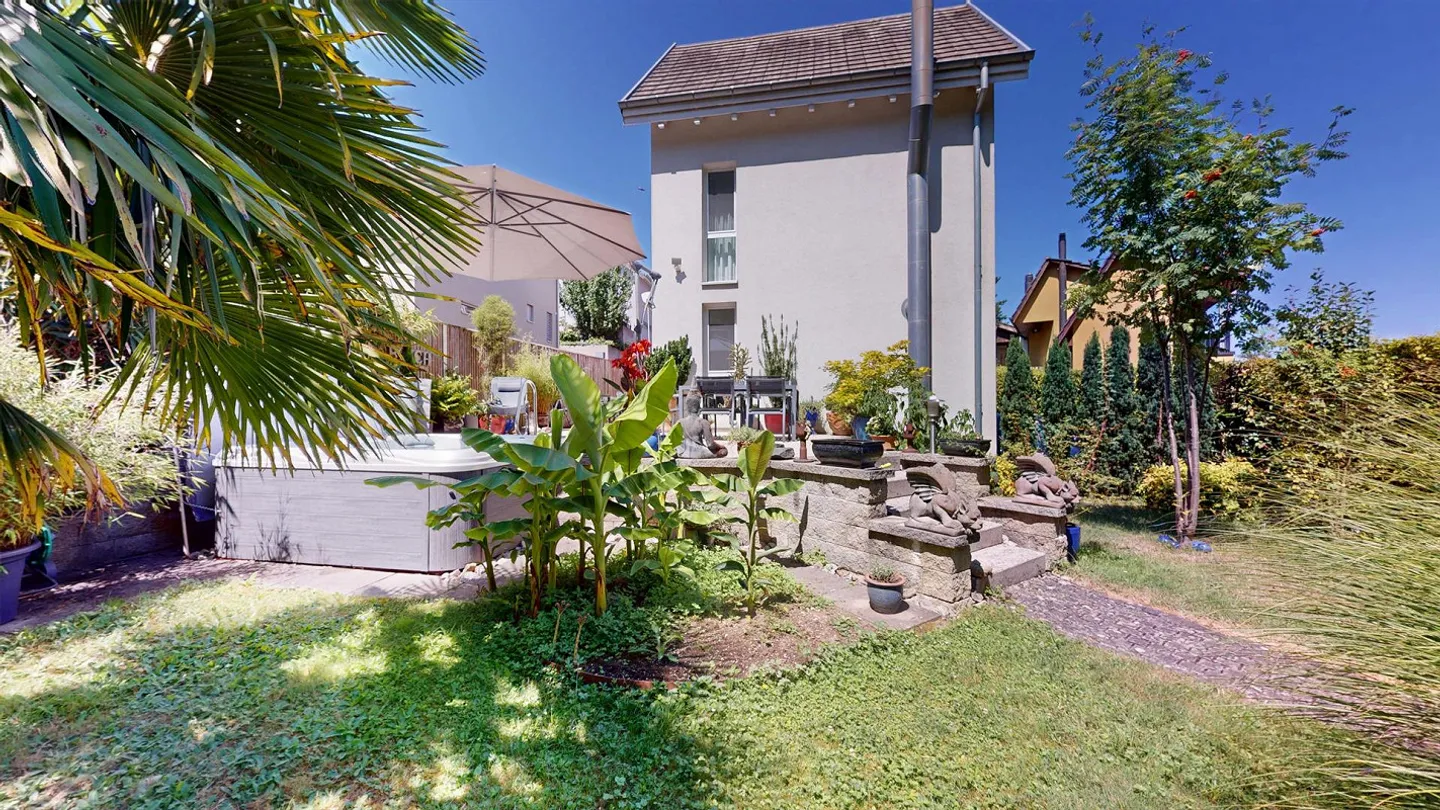 Casa familiare di 6 stanze in una zona residenziale adatta ai bambini ad Aesch con posto auto, grande giardino e balcone - Foto 2 di 14