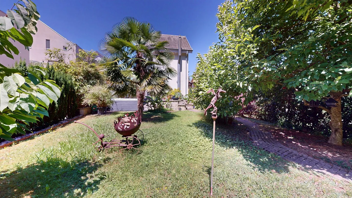Casa familiare di 6 stanze in una zona residenziale adatta ai bambini ad Aesch con posto auto, grande giardino e balcone - Foto 3 di 14