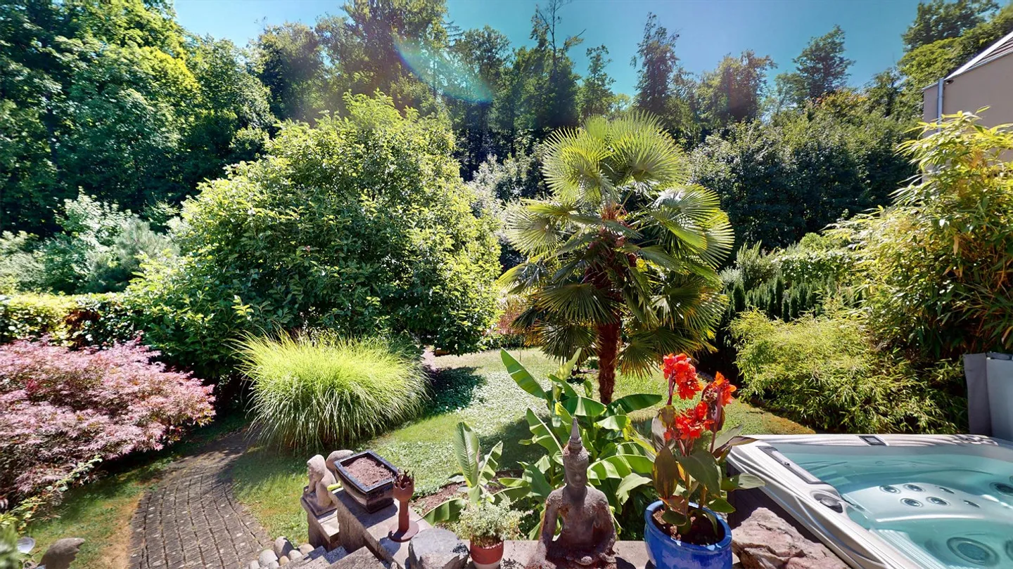 Casa familiare di 6 stanze in una zona residenziale adatta ai bambini ad Aesch con posto auto, grande giardino e balcone - Foto 4 di 14