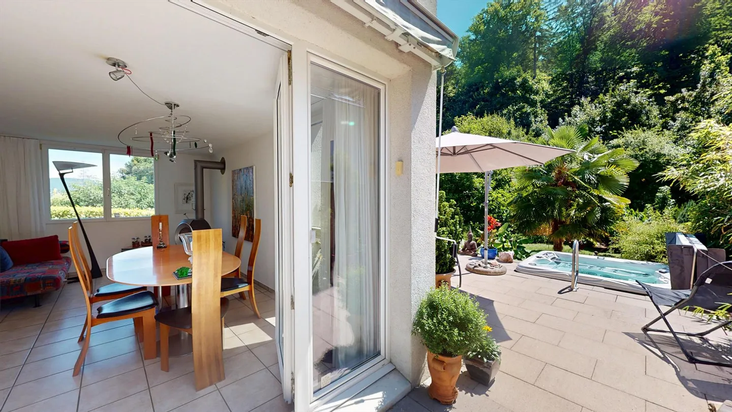 Casa familiare di 6 stanze in una zona residenziale adatta ai bambini ad Aesch con posto auto, grande giardino e balcone - Foto 6 di 14