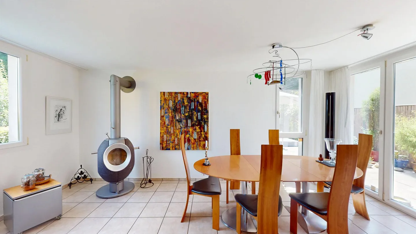 Casa familiare di 6 stanze in una zona residenziale adatta ai bambini ad Aesch con posto auto, grande giardino e balcone - Foto 7 di 14