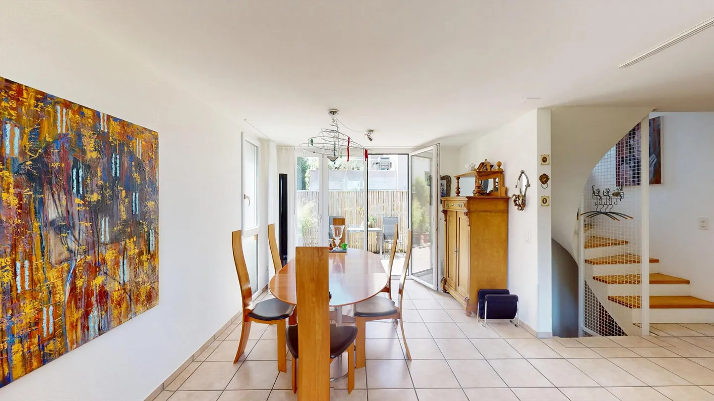 Casa familiare di 6 stanze in una zona residenziale adatta ai bambini ad Aesch con posto auto, grande giardino e balcone - Foto 8 di 14