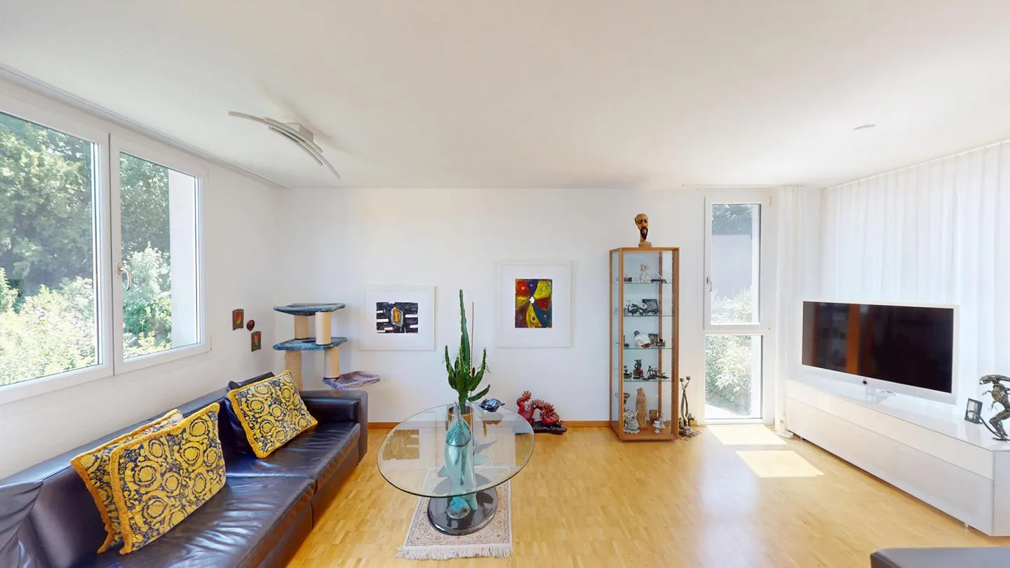 Casa familiare di 6 stanze in una zona residenziale adatta ai bambini ad Aesch con posto auto, grande giardino e balcone - Foto 9 di 14