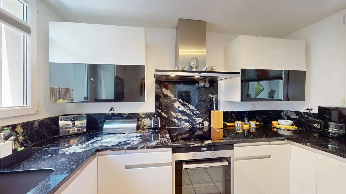 Casa familiare di 6 stanze in una zona residenziale adatta ai bambini ad Aesch con posto auto, grande giardino e balcone - Foto 11 di 14