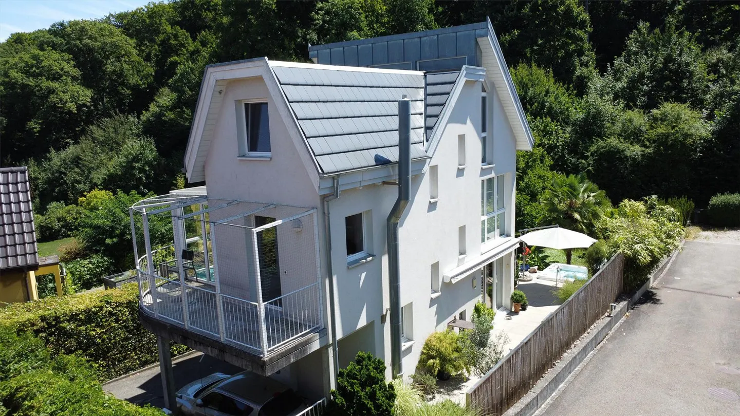 Casa familiare di 6 stanze in una zona residenziale adatta ai bambini ad Aesch con posto auto, grande giardino e balcone - Foto 5 di 14