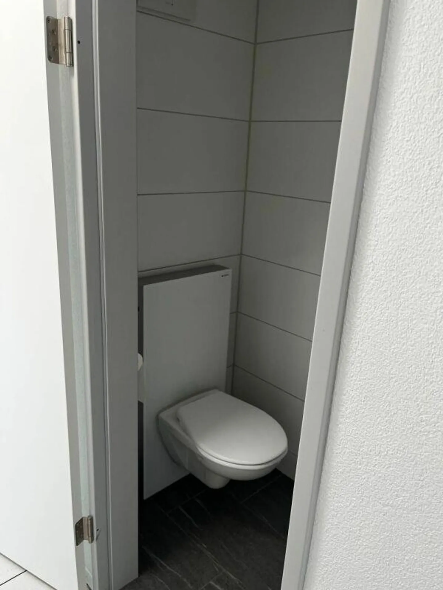 Ufficio luminoso con balcone privato e WC - Foto 7 di 8