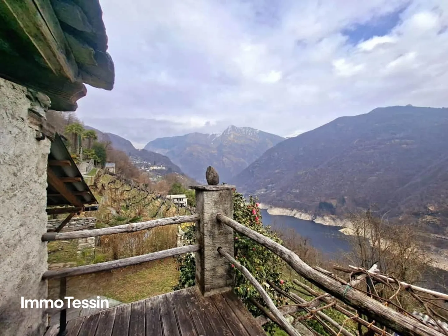 Charming and stylishly renovated dream rustic with a view of the Verzasca dam and 5800 m2 of natural land - Photo 2 of 13