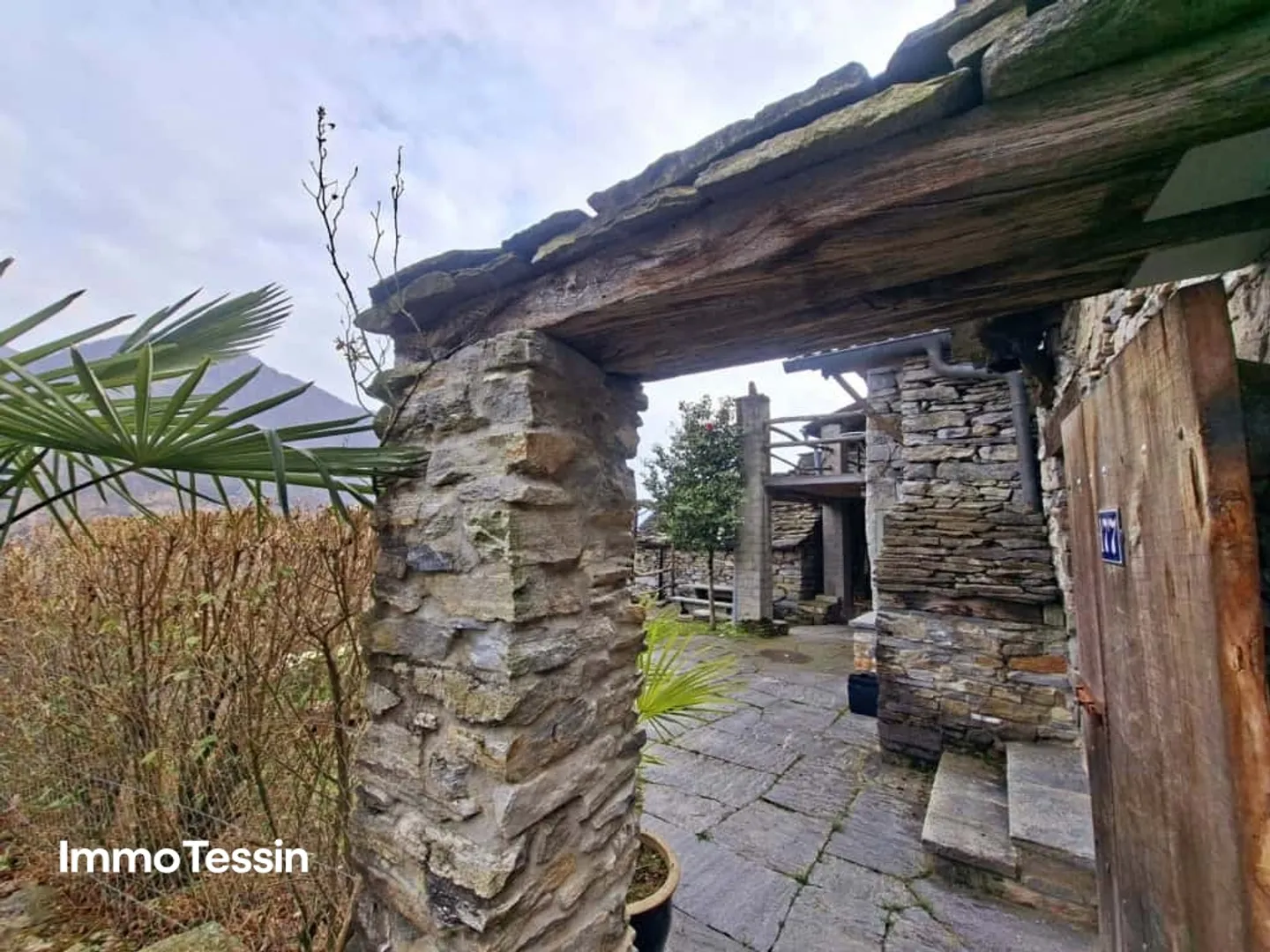 Charming and stylishly renovated dream rustic with a view of the Verzasca dam and 5800 m2 of natural land - Photo 5 of 13