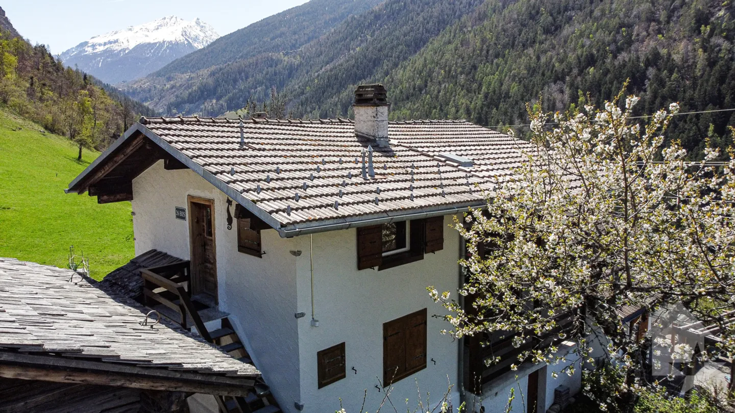 Charming attic apartment with terrace and large plot - Photo 4 of 23