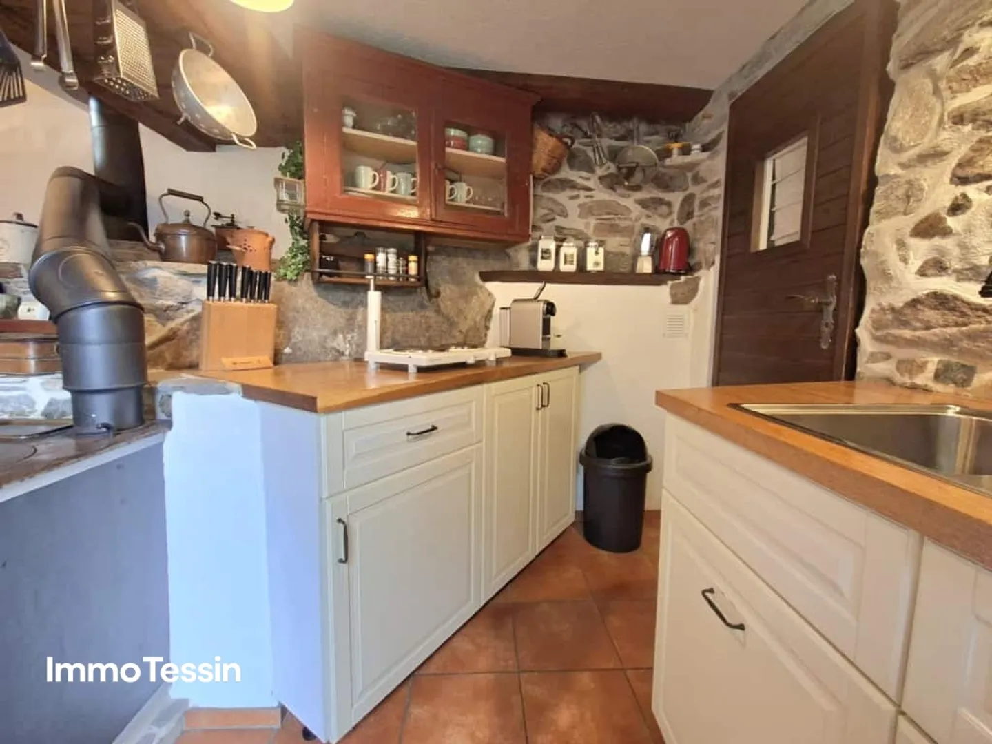 Charming and stylishly renovated dream rustic with a view of the Verzasca dam and 5800 m2 of natural land - Photo 8 of 13