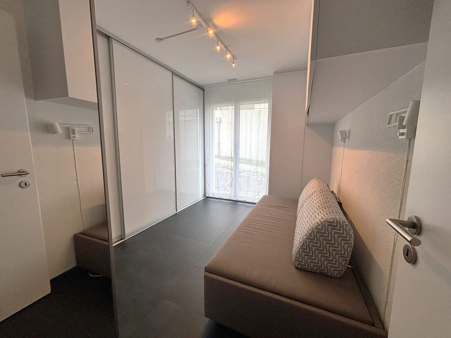 Charming 3.5-room apartment on the ground floor with a stunning winter garden - Photo 4 of 6