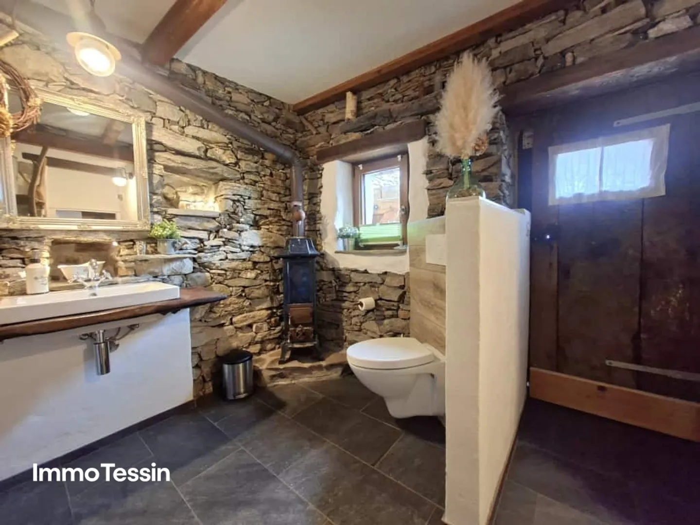 Charming and stylishly renovated dream rustic with a view of the Verzasca dam and 5800 m2 of natural land - Photo 12 of 13