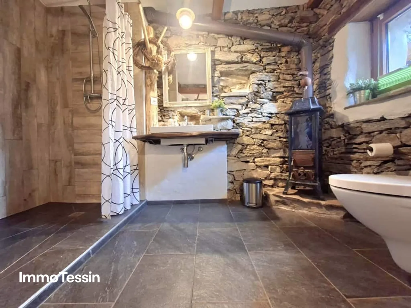 Charming and stylishly renovated dream rustic with a view of the Verzasca dam and 5800 m2 of natural land - Photo 13 of 13