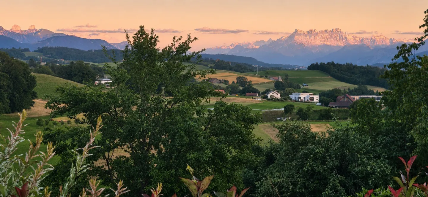 Family villa with 7.5 rooms and independent studio with 1.5 rooms, with a view - Photo 1 of 13