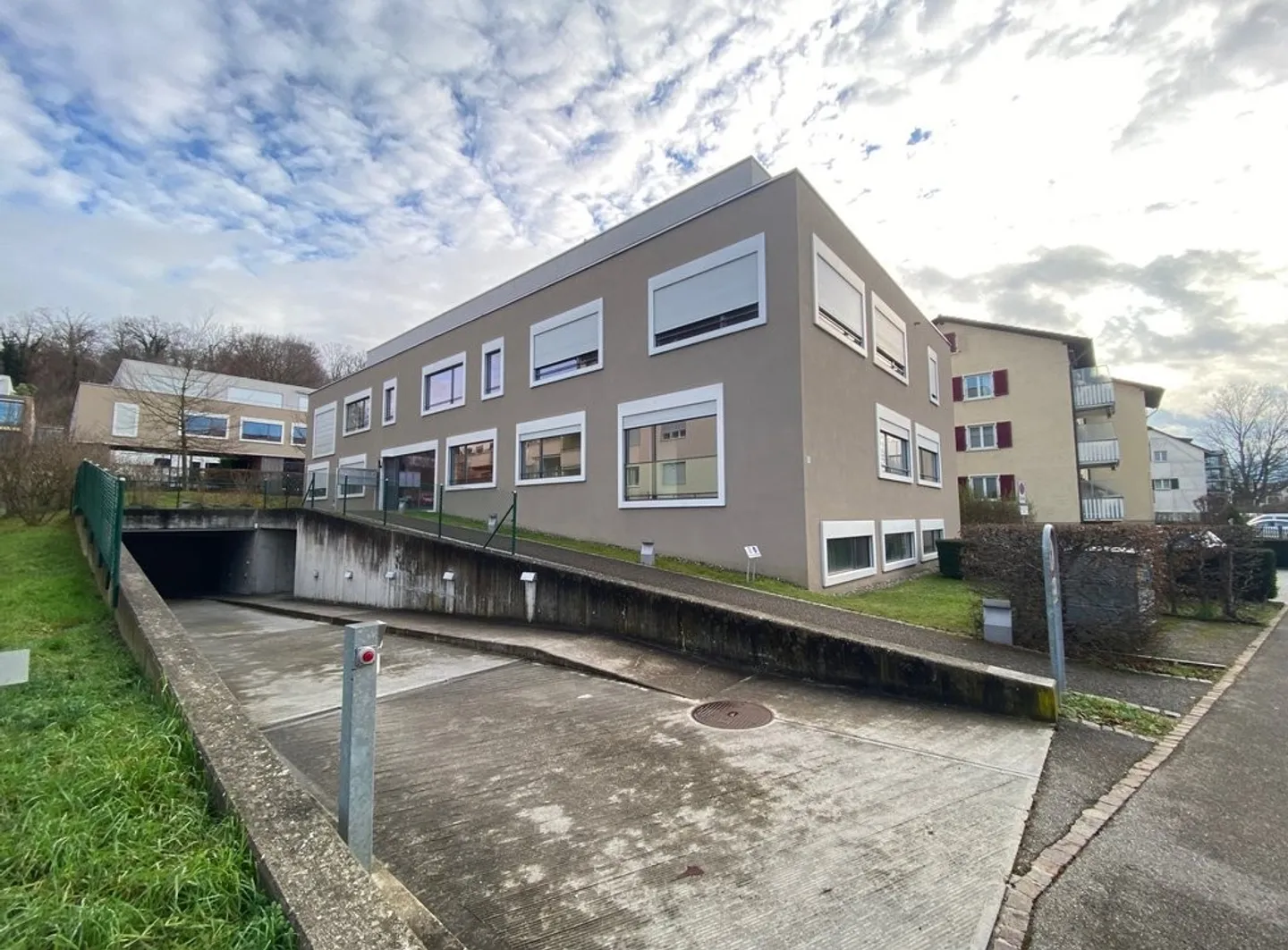 Einstellplätze mit E-Ladestation nähe Bruderholz-Spital - Foto 2 von 2