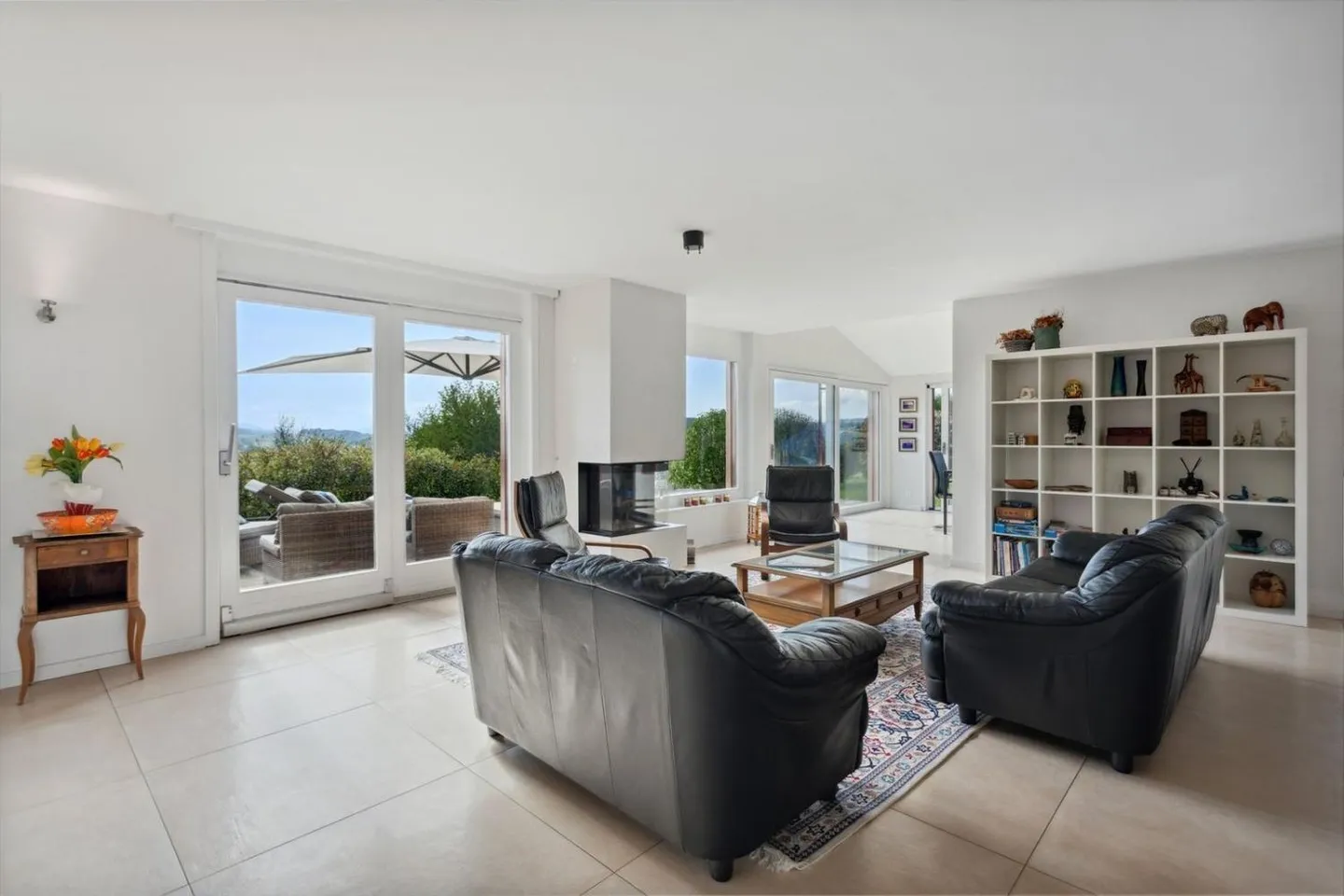 Family villa with 7.5 rooms and independent studio with 1.5 rooms, with a view - Photo 2 of 13