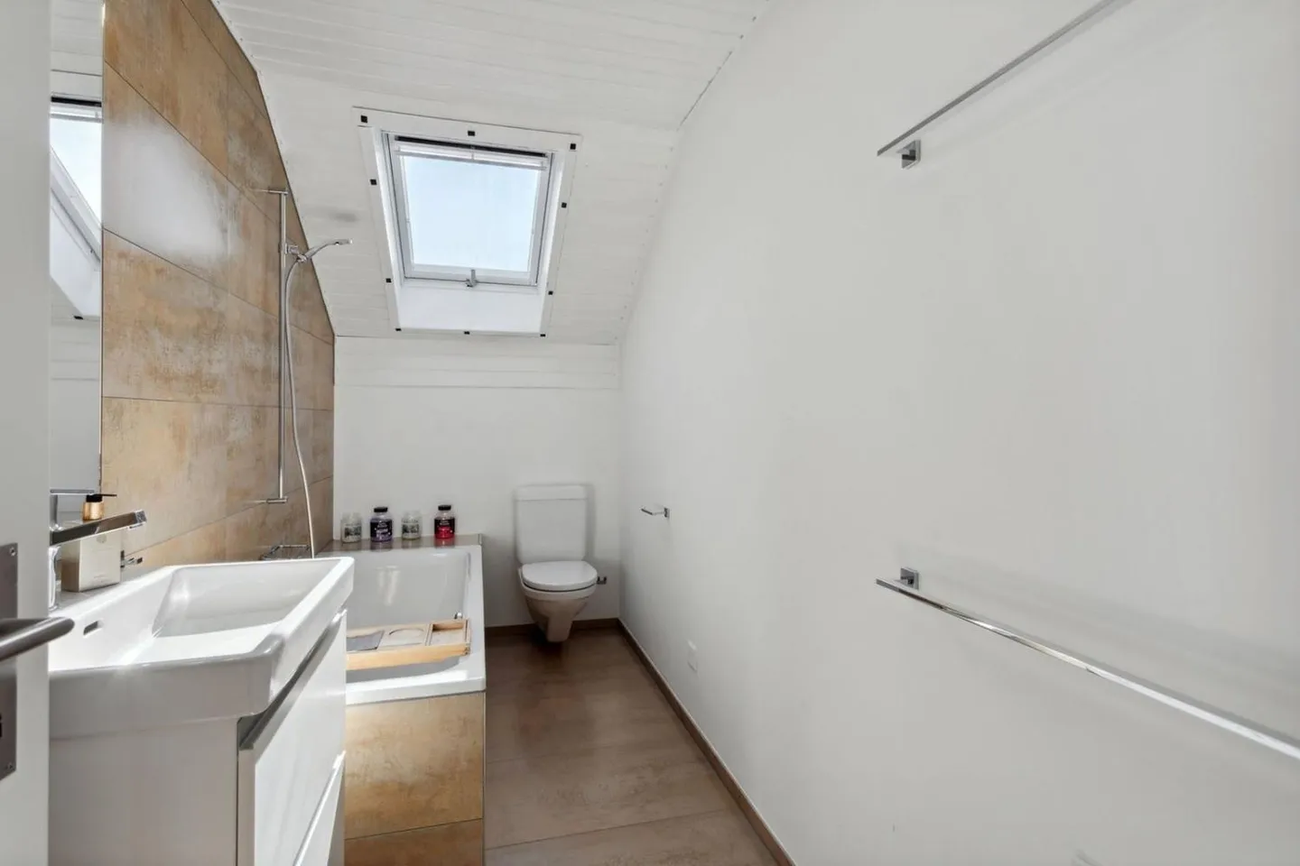 Family villa with 7.5 rooms and independent studio with 1.5 rooms, with a view - Photo 7 of 13